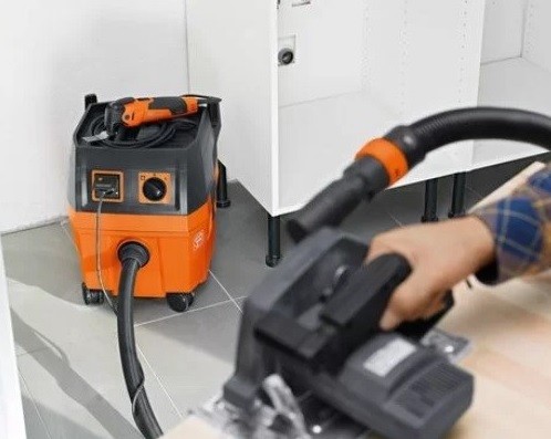 Odkurzacz przemysłowy FEIN DUSTEX 25 L podczas pracy