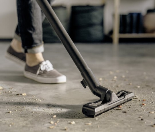 Odkurzanie przy pomocy odkurzacza marki Karcher