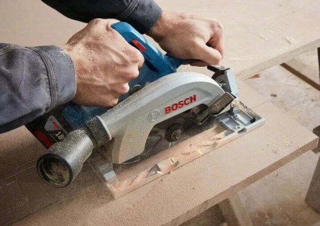 Praca pilarką marki Bosch