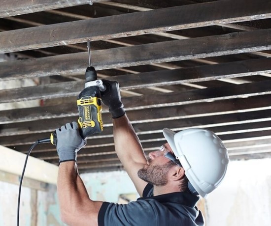 Praca z wykorzystaniem wiertarki Stanley FATMAX FMEH750K QS