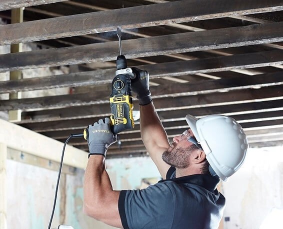 Praca przy użyciu wiertarki udarowej Stanley FATMAX FMEH850K-QS