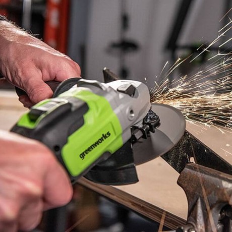 Szlifowanie metalu szlifierką kątową Greenworks GD24AG