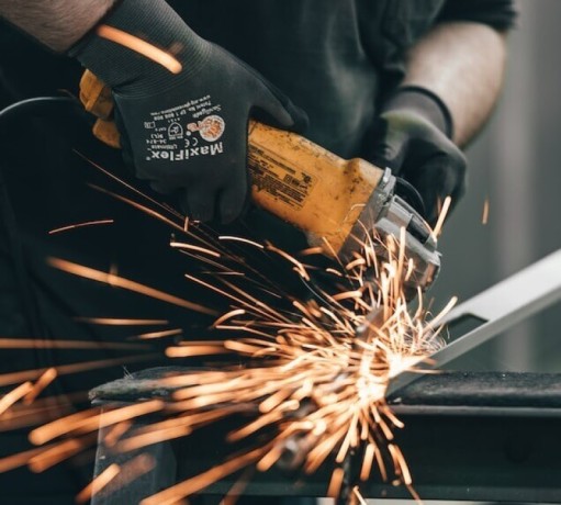 Szlifierka kątowa podczas pracy