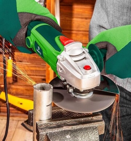 Cięcie metalu szlifierką kątową VERTO 51G091