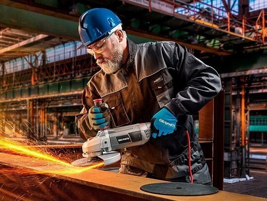 Szlifowanie elementu metalowego szlifierką kątową GRAPHITE 59G207