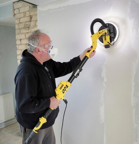 Szlifowanie ściany szlifierką do gipsu Stanley