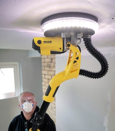 Szlifowanie sufitu szlifierką do gipsu Stanley