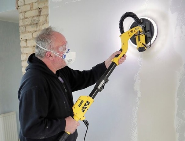 Szlifowanie ściany przy użyciu szlifierki do gipsu Stanley FATMAX SFMEE500S-QS 