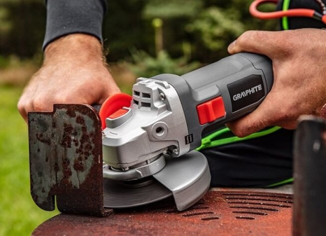 Szlifowanie elementu metalowego szlifierką kątową sieciową GRAPHITE 59G188