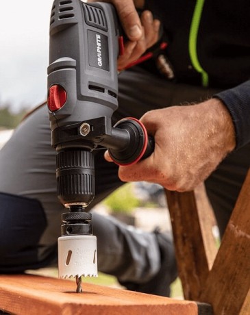 Wiercenie otworu w drewnie wiertarką GRAPHITE 58G735