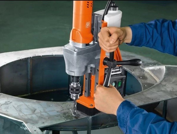 Wiercenie otworu wiertarką magnetyczną FEIN KBE50 2 SET N00