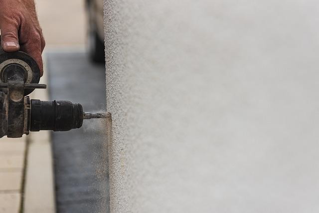 Wiercenie udarem w ścianie