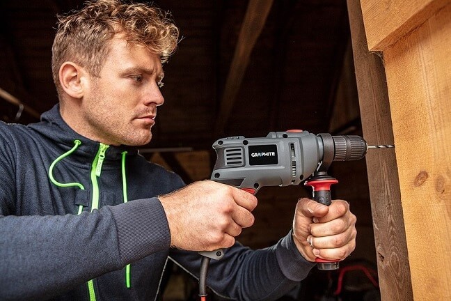 Wiercenie otworu w drewnie wiertarką GRAPHITE 58G736