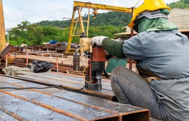 Wiercenie w metalu wiertarką magnetyczną