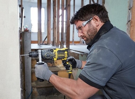 Wiercenie otworu w ścianie wiertarką Stanley FATMAX FMEH850K-QS