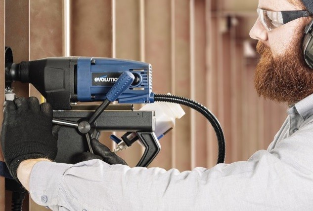 Mężczyzna pracujący przy użyciu wiertarki magnetycznej Evolution S28
