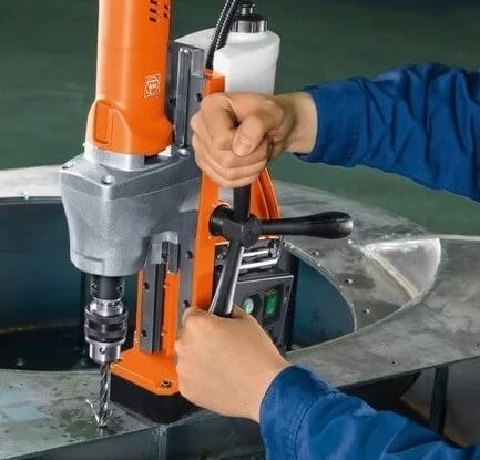 Wiercenie w metalu wiertarką magnetyczną FEIN KBE50-2 SET N00