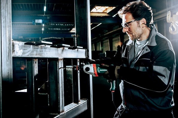 Wiercenie wiertarką Metabo w konstrukcji stalowej