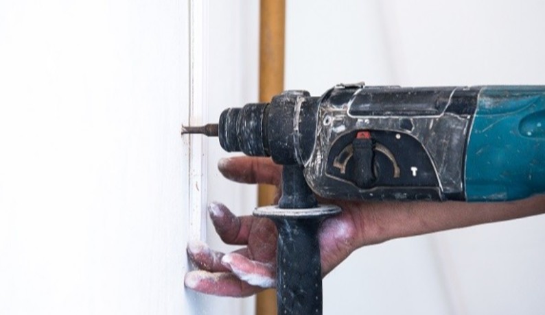 Wiercenie wiertarką udarową w ścianie