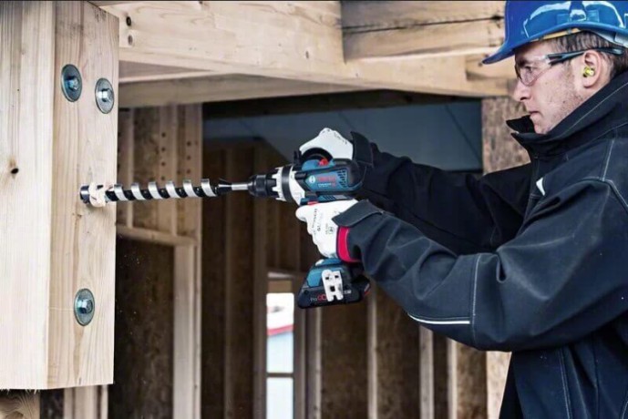 Wiercenie otworu wiertarko-wkrętarką Bosch GSR 18V-110 C