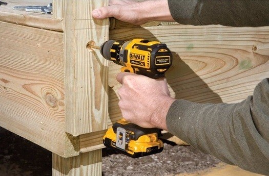 Wiercenie w drewnie wiertarko-wkrętarką DeWALT 