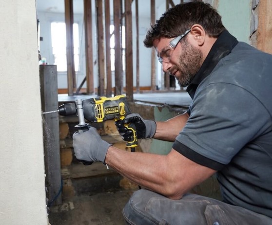 Wiercenie w betonie wiertarką Stanley FATMAX FMEH750-QS