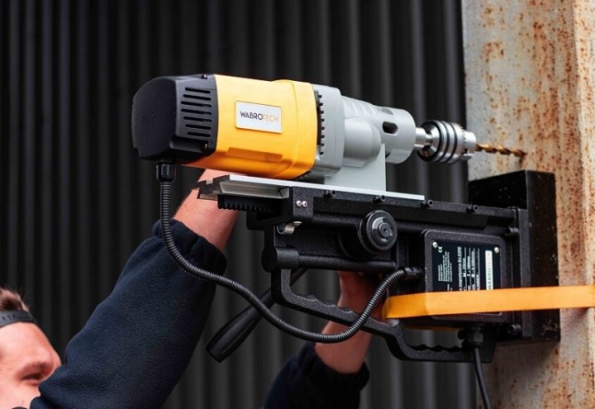 Wiercenie w pozycji ponad głową wiertarką magnetyczną WABROTECH