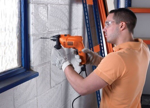 Wiertarka udarowa Black+Decker - wiercenie w ścianie