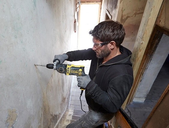 Wiercenie w betonowej ścianie wiertarką udarową Stanley FATMAX FMEH1100K QS