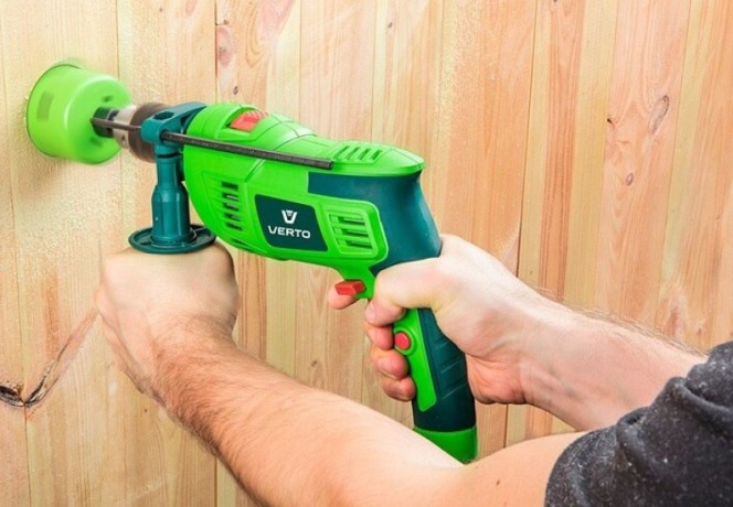 Wiercenie otworu w drewnie wiertarką udarową VERTO 50G521