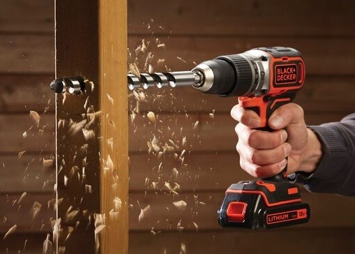 Wiercenie otworu wiertarko-wkrętarką udarową Black+Decker