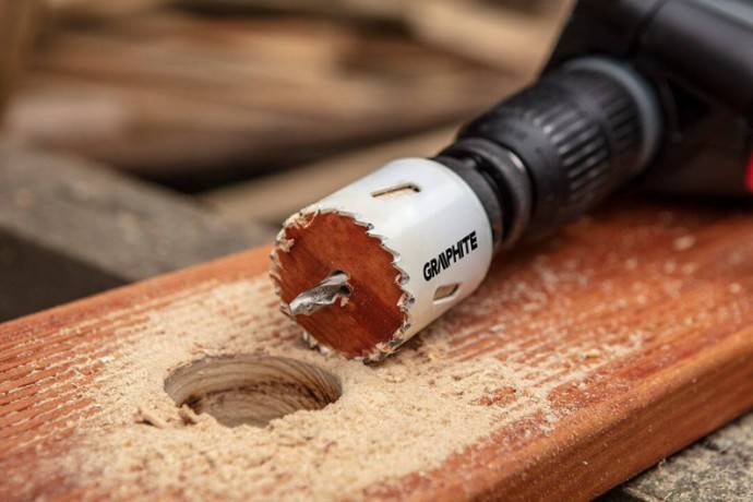 Otwór wykonany wiertarką GRAPHITE w warsztacie stolarskim