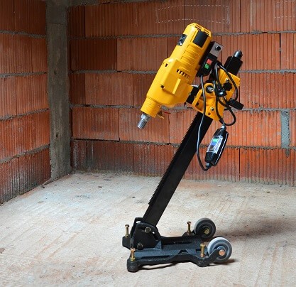 Wiertnica na statywie na budowie