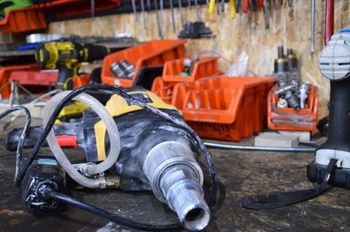 Wiertnica WABROTECH na stole w warsztacie