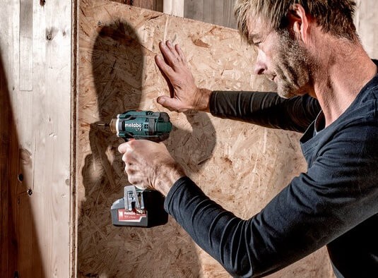 wkręcanie wkrętu wiertarko-wkrętarką akumulatorową Metabo