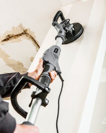 Wygładzanie ściany szlifierką do gipsu Graphite 59G261