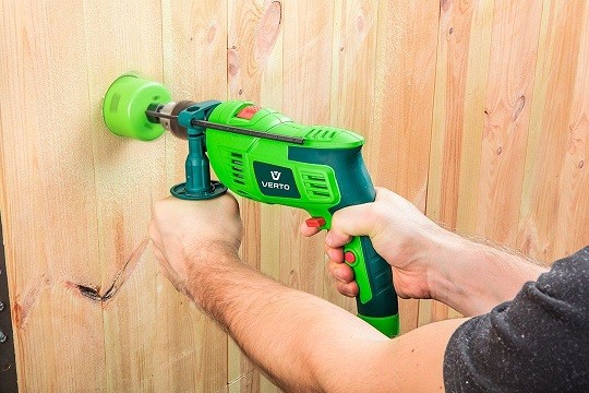 Wykonywanie otworu w drewnie wiertarką VERTO 50G521