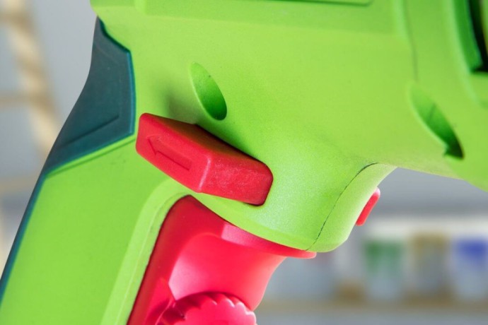 Zmiana kierunku obrotów przy rękojeści wiertarki VERTO