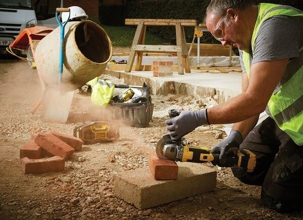 Cięcie cegły szlifierką Stanley FATMAX FMC761M2-QW