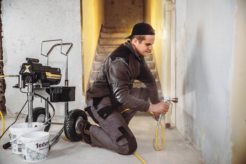 Malowanie ściany za pomocą agregatu malarskiego WABROTECH WT32H