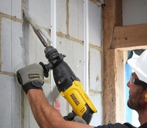 Skuwanie tynku młotowiertarką Stanley FATMAX