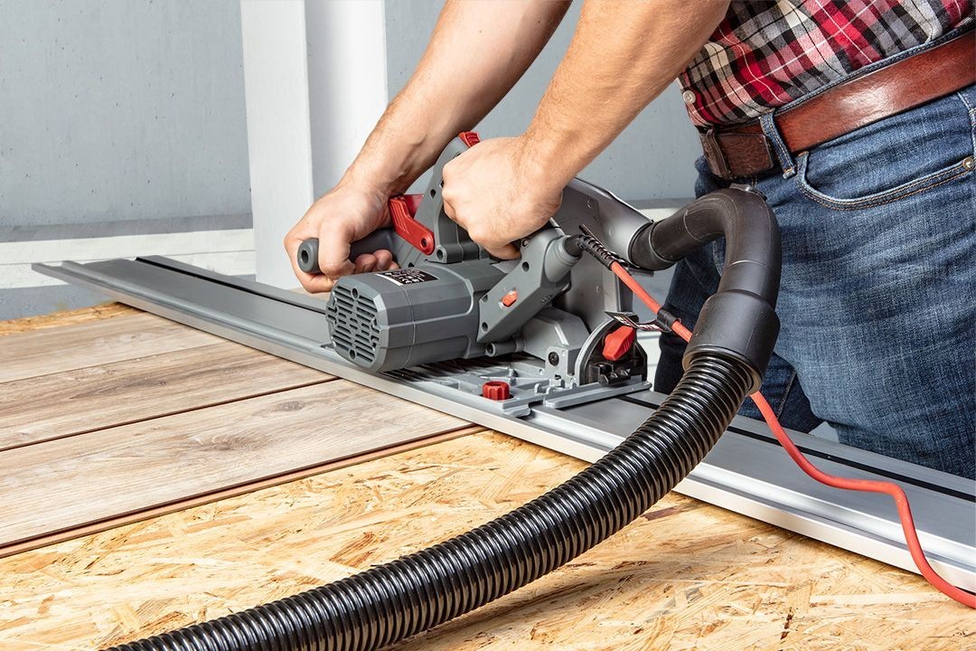 Odkurzacz przemysłowy Graphite 59G607 podłączony do szlifierki 