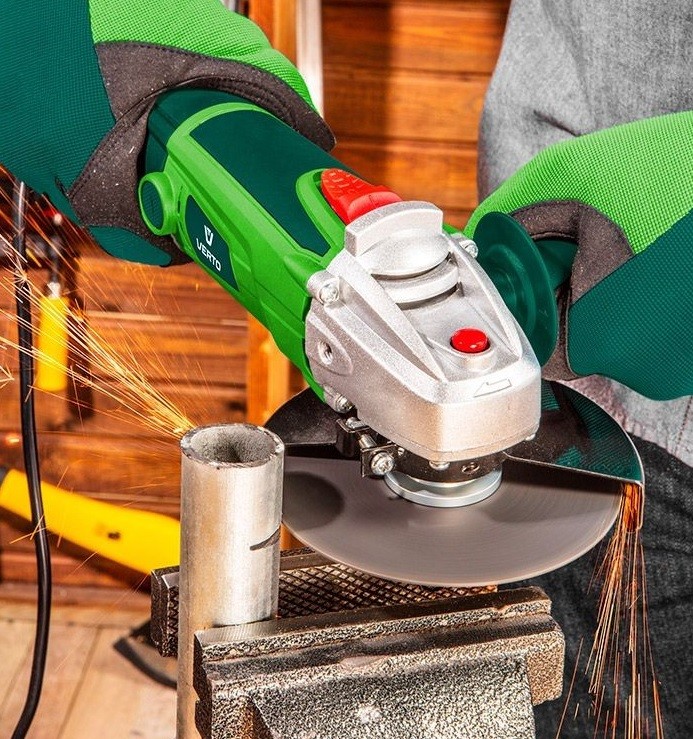 Cięcie metalowej rury za pomocą szlifierki kątowej VERTO 51G091