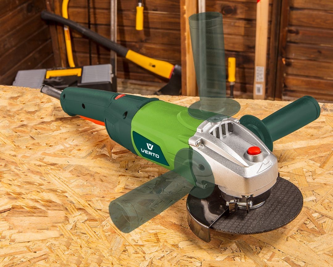 Szlifierka kątowa VERTO 51G098 w warsztacie