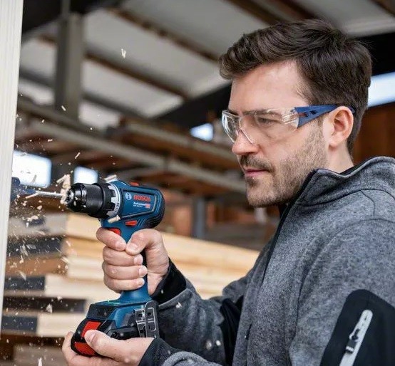 Wiercenie w drewnie za pomocą wiertarko-wkrętarki Bosch