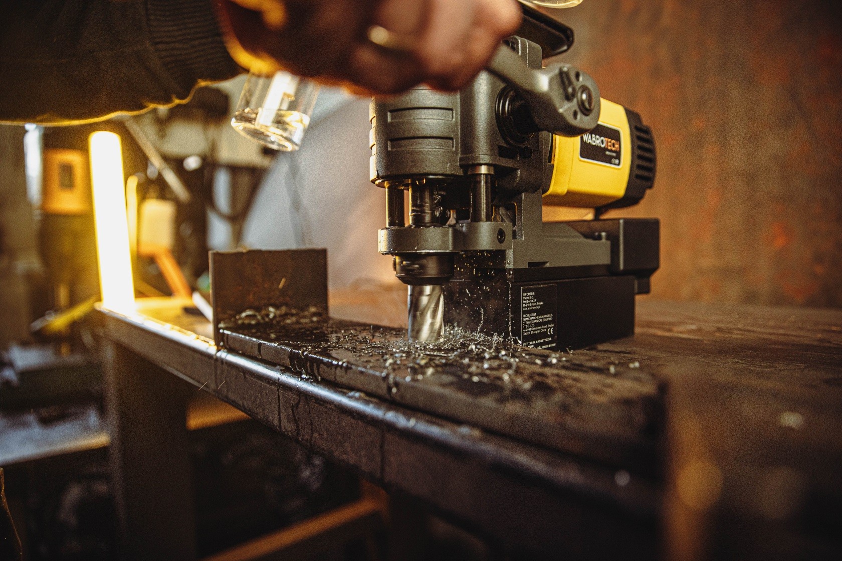 Wiercenie w metalu za pomocą wiertarki magnetycznej