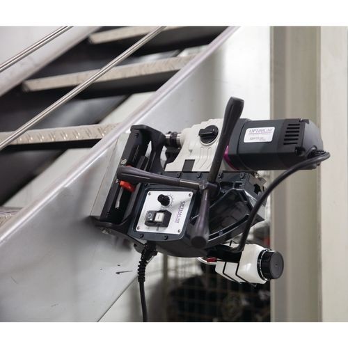 Wiertarka magnetyczna OPTIMUM podczas wiercenia