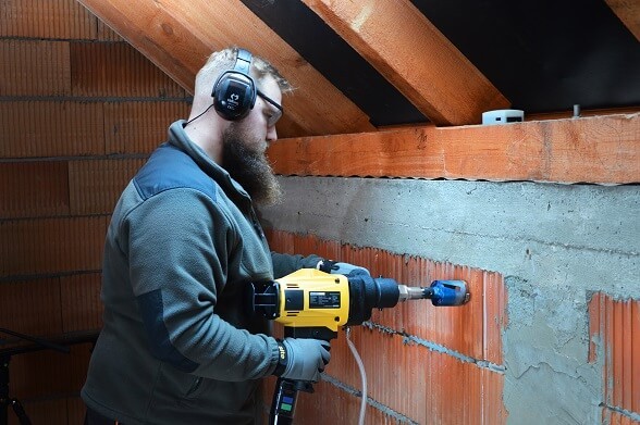 Wykonywanie otworu pod puszkę za pomocą wiertnicy ręcznej