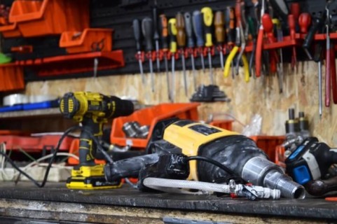 Wiertnica marki WABROTECH na stole narzędziowym w warsztacie