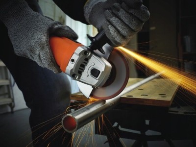 Cięcie metalu szlifierką kątową Black&Decker